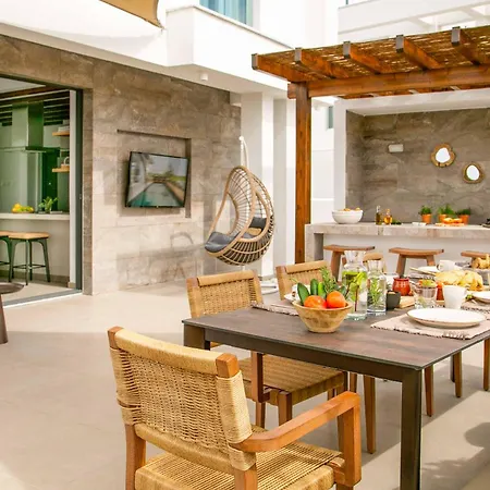 Lora Pearl Luxury Villa Protarász